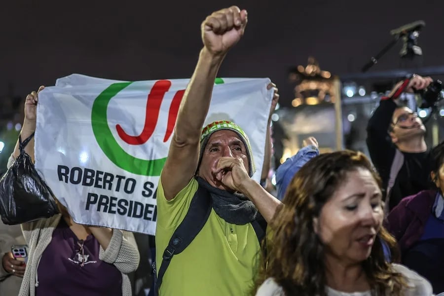 Simpatizantes del candidato a la Presidencia de Perú Roberto Sánchez esperan por un discurso del político, el 7 de junio de 2026, en la Plaza San Martín de Lima (Perú). EFE/ Aldair Mejía
