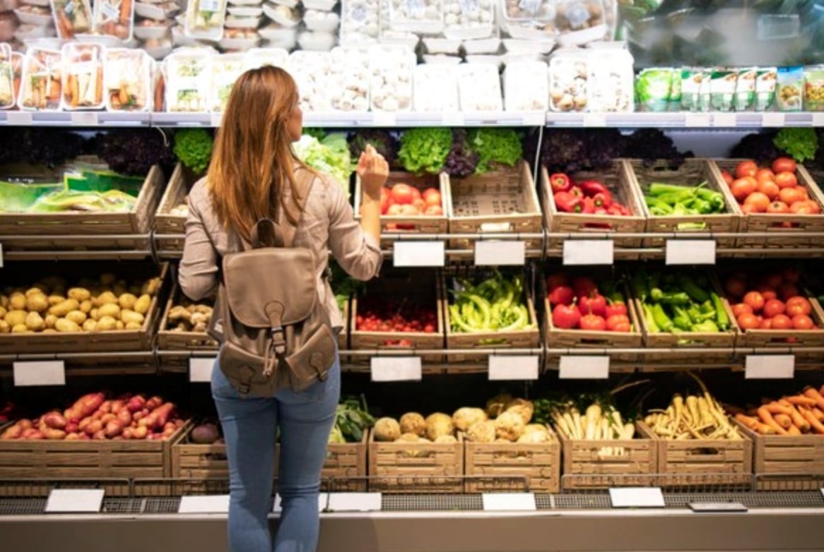 Existen diversas barreras que impiden a los consumidores comprar alimentos y bebidas saludables envasados. (Foto: Stock)