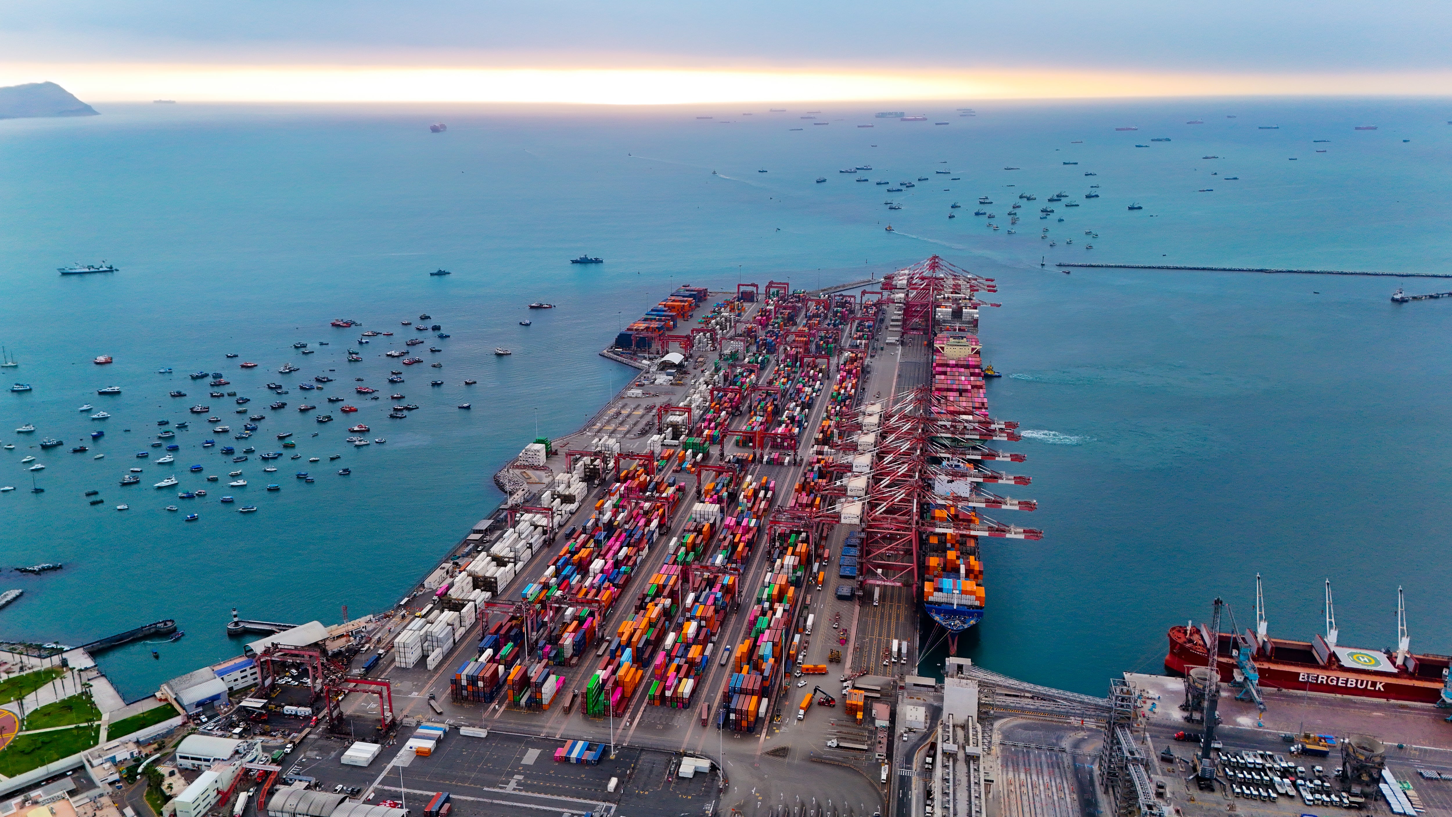 DP World proyecta cerrar 2026 con un movimiento récord de 2.2 millones de TEU, impulsado por nuevos servicios marítimos hacia Asia y el Mediterráneo. Foto: DP World