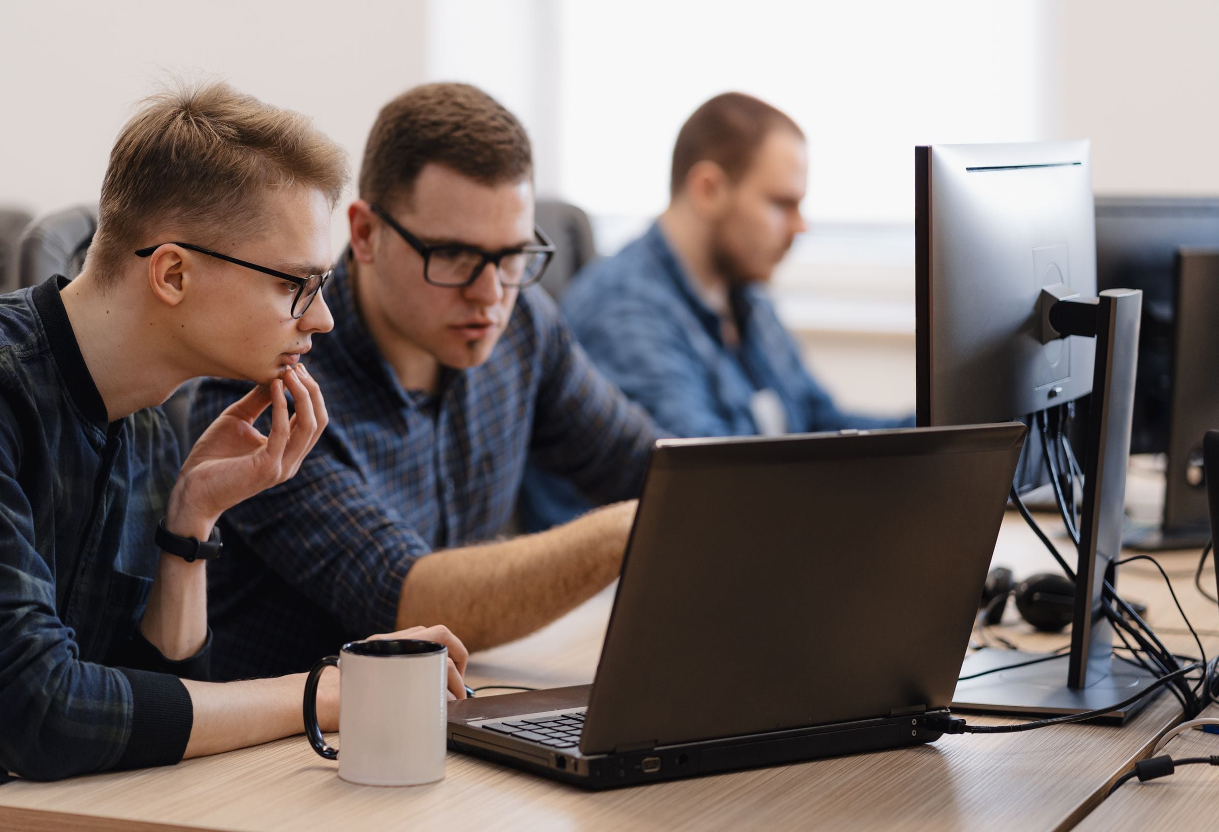 UNI anuncia más de 80 cursos gratuitos en IA, programación y ciberseguridad: los detalles