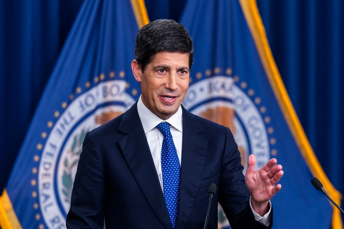 El presidente de la Reserva Federal, Kevin Warsh, habla con los periodistas después de que el Comité Federal de Mercado Abierto (FOMC) decidiera subir los tipos de interés un cuarto de punto, en la sede de la Reserva Federal en Washington D. C., Estados Unidos, el 16 de septiembre de 2026. Foto: EFE/EPA/JIM LO SCALZO