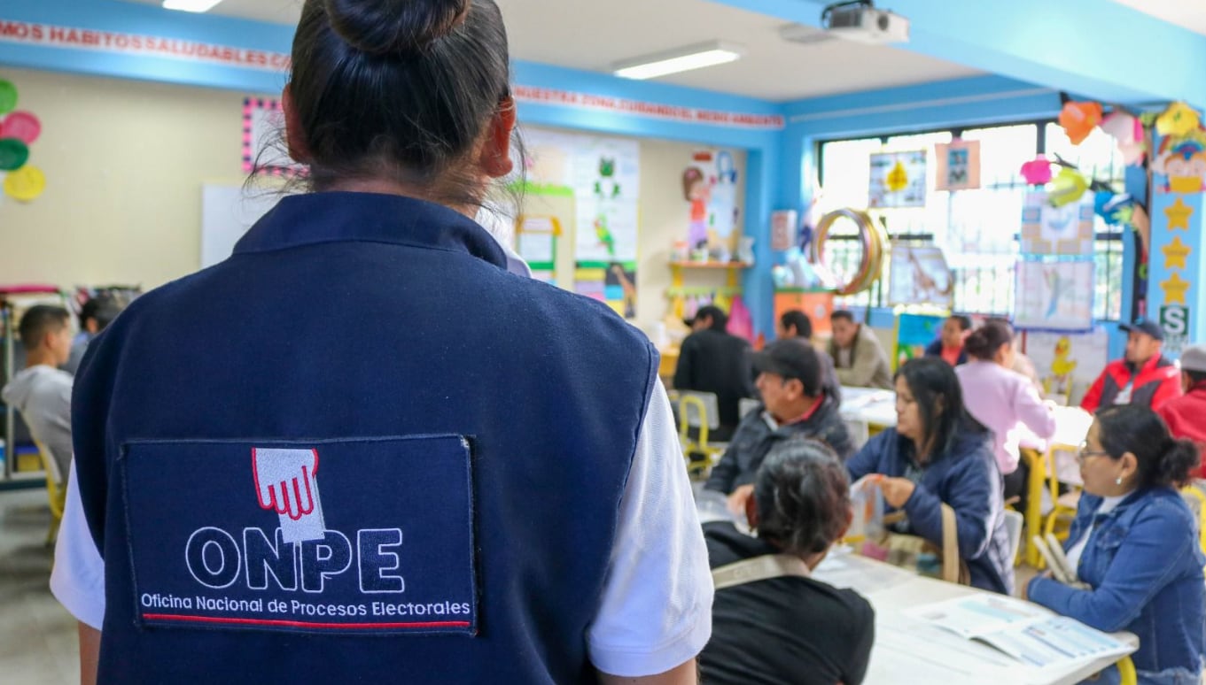 La ONPE confirmó el horario oficial para la jornada electoral de este domingo 7 de junio. Conoce los detalles de la apertura y cierre de mesas en el país y el extranjero, y qué pasa si tienes el DNI vencido. (Foto: ONPE)