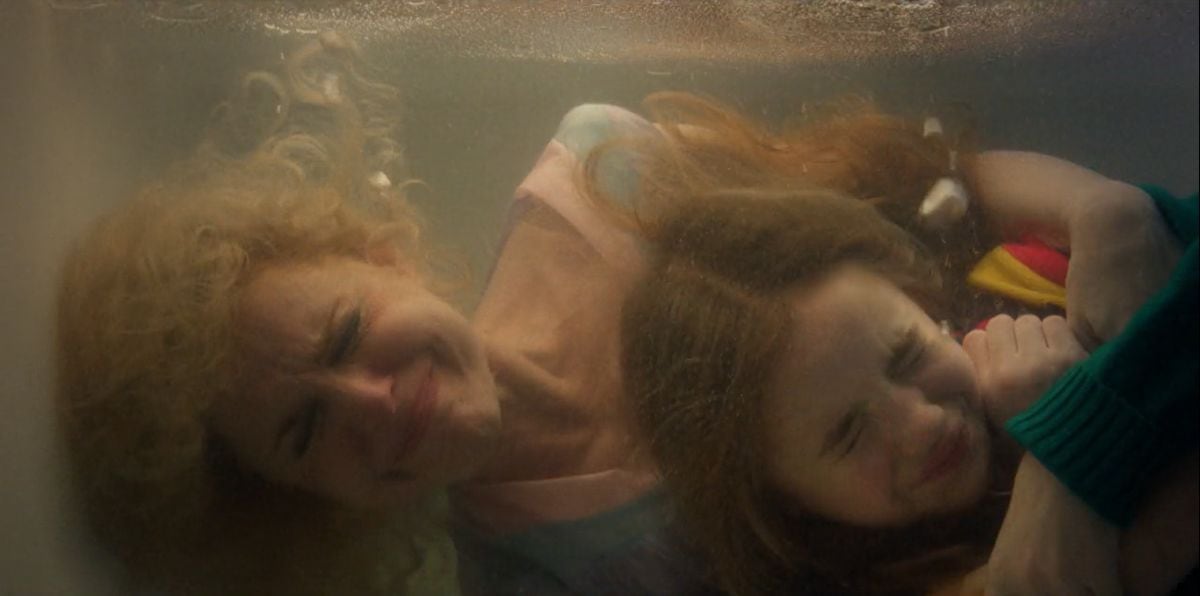 En “Stranger Things 5”, Karen y Holly conteniendo la respiración en el agua (Foto: Upside Down Pictures / Netflix)