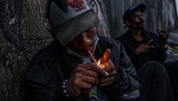Los drogadictos fuman basuco, una droga altamente adictiva que consiste en cocaína de baja calidad mezclada con pasta de coca y otras sustancias. (Foto de JOAQUÍN SARMIENTO / AFP)