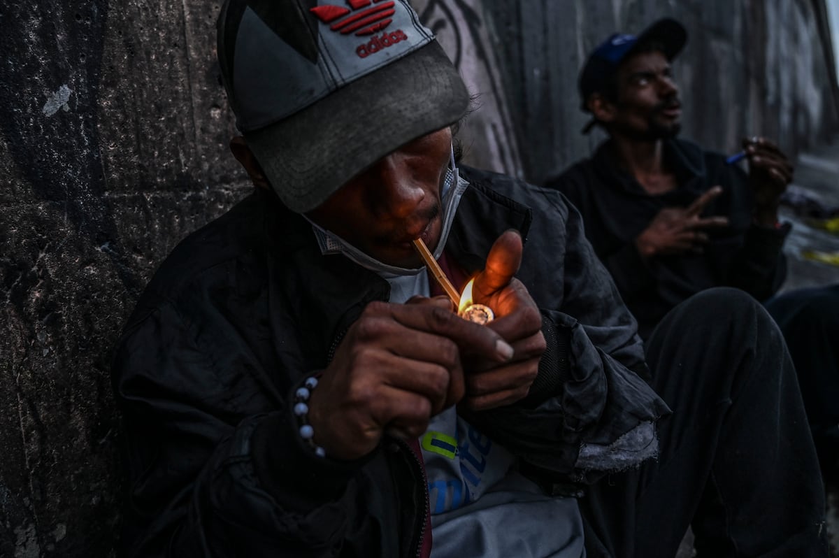 Los drogadictos fuman basuco, una droga altamente adictiva que consiste en cocaína de baja calidad mezclada con pasta de coca y otras sustancias. (Foto de JOAQUÍN SARMIENTO / AFP)