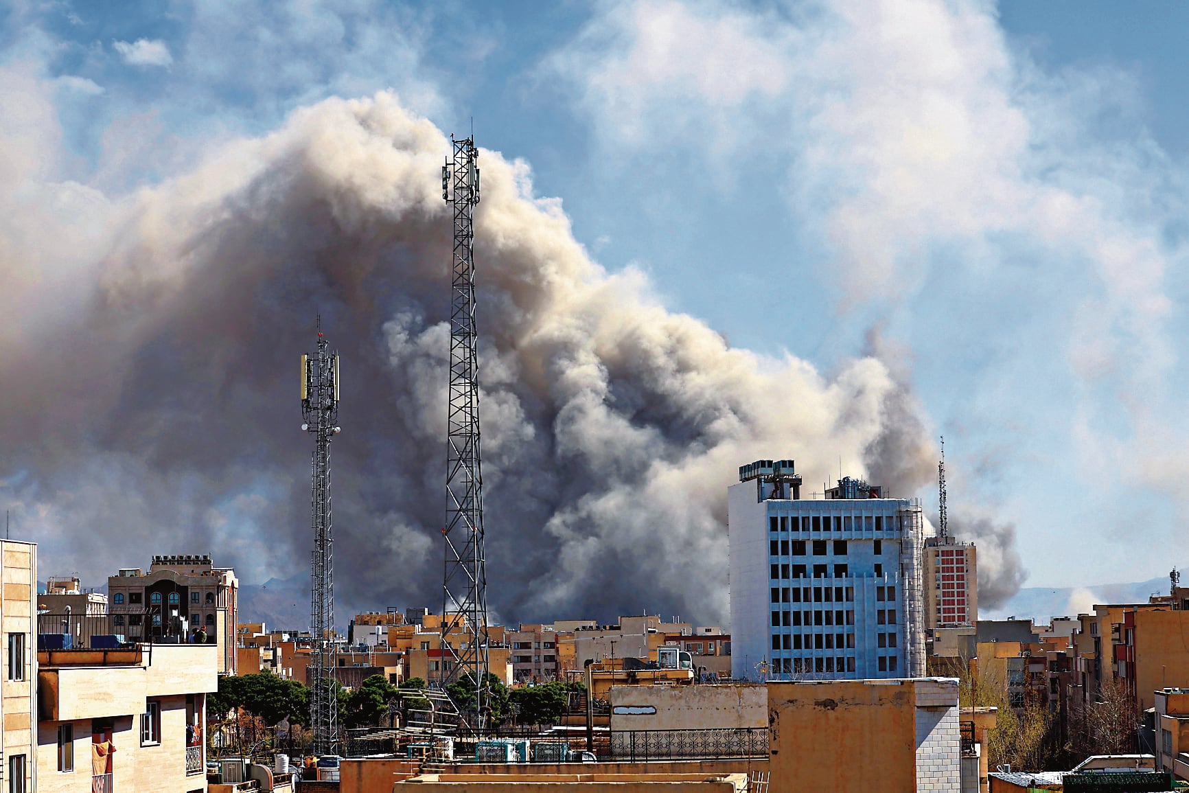 Solo enterarse de lo que sucede está muy lejos de ser suficiente. EFE/EPA/ABEDIN TAHERKENAREH