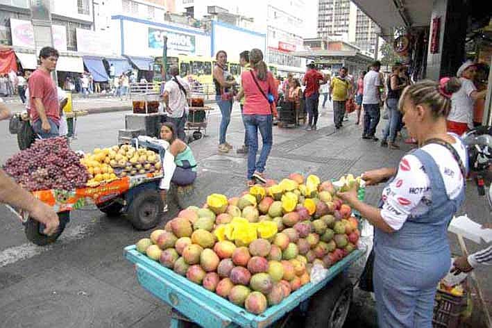 La informalidad laboral afecta desproporcionadamente a mujeres, que se concentran en sectores menos seguros y mejor remunerados. Foto: difusión / Andina
