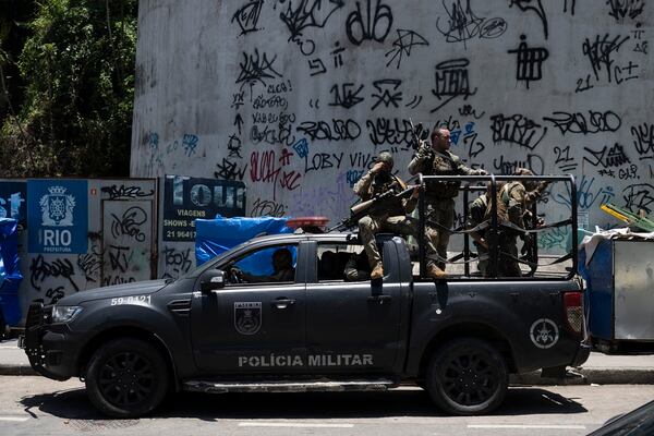 Policías militares participan en una operación contra narcotraficantes en la favela Rocinha en Río de Janeiro, Brasil, el 17 de diciembre de 2024. (Foto de Pablo PORCIUNCULA / AFP)