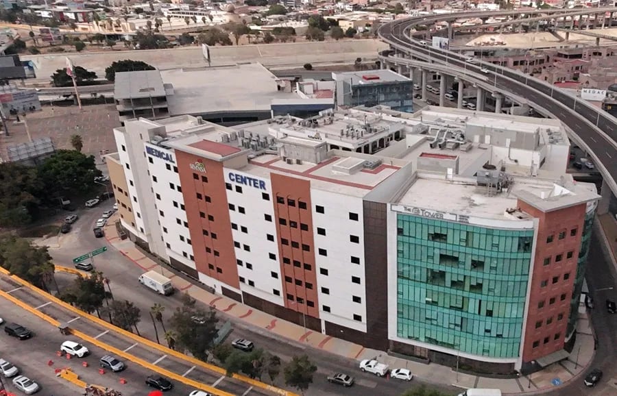Fotografía aérea que muestra un hospital cercano a la Garita Internacional San Ysidro en Tijuana, Baja California (México). (Foto: EFE)