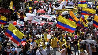 Colombia busca calmar a inversores tras rebaja de calificación