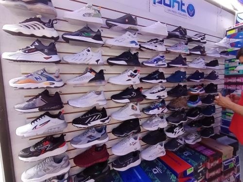 Según el Indecopi, el volumen de zapatillas chinas importadas al Perú en realidad disminuyó un 21.79% entre 2019 y 2022. (Imagen: Andina)