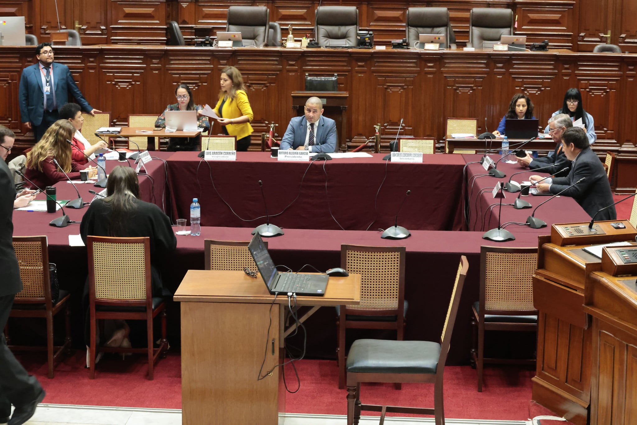 La Comisión de Constitución aprobó reducir de 7 a 3 días el plazo de prohibición de encuestas.