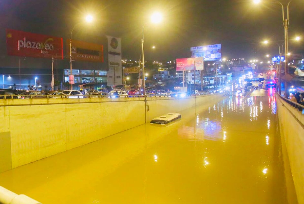 Calles inundadas por fuertes lluvias en el distrito de Villa El Salvador. Foto: Fernando Sangama / @photo.gec