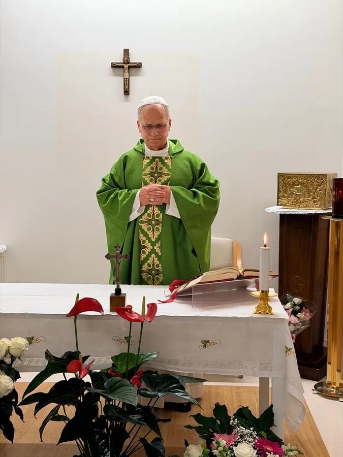 El Vaticano ha publicado este viernes la primera imagen del papa León XIV tras su operación de pulmón, oficiando misa junto a su secretario personal. (Foto: Vaticano/EFE)