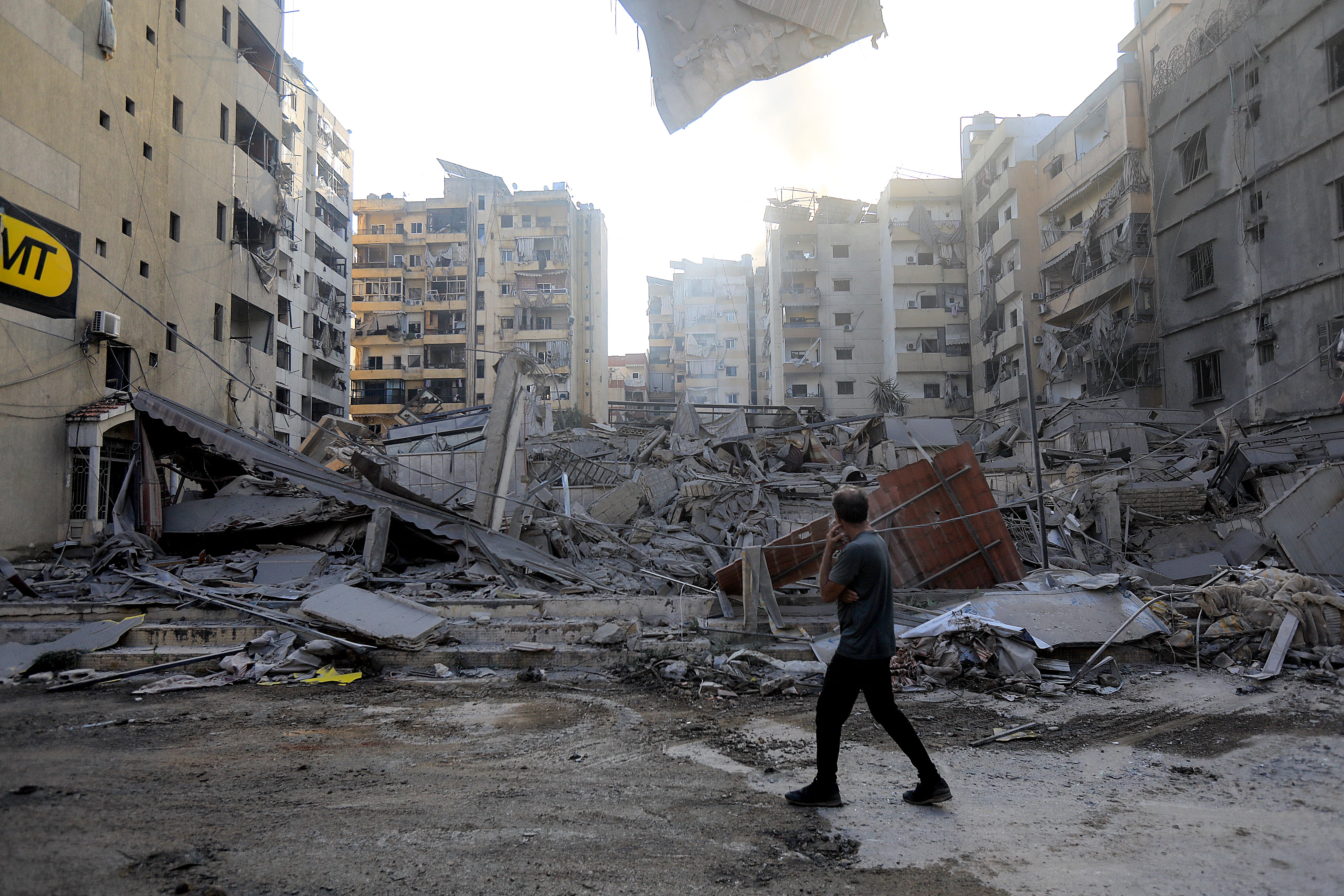 Un hombre contempla la devastación tras un ataque israelí que tuvo como objetivo el barrio de Sfeir, en los suburbios del sur de Beirut, el 6 de octubre de 2024. (Foto de AFP).