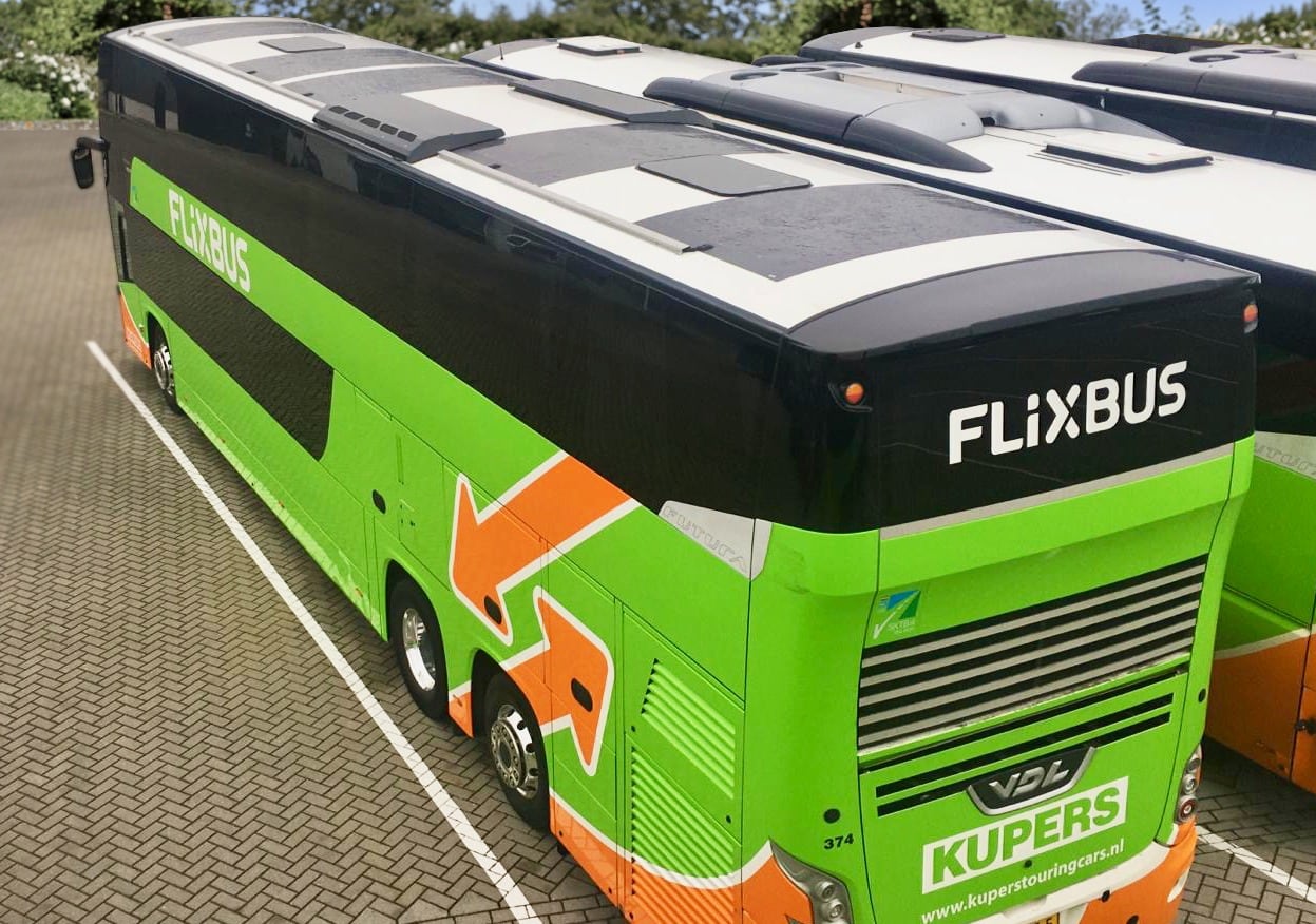 La firma utiliza tecnología para gestionar pasajes, monitorear los viajes y ajustar sus tarifas según la demanda.