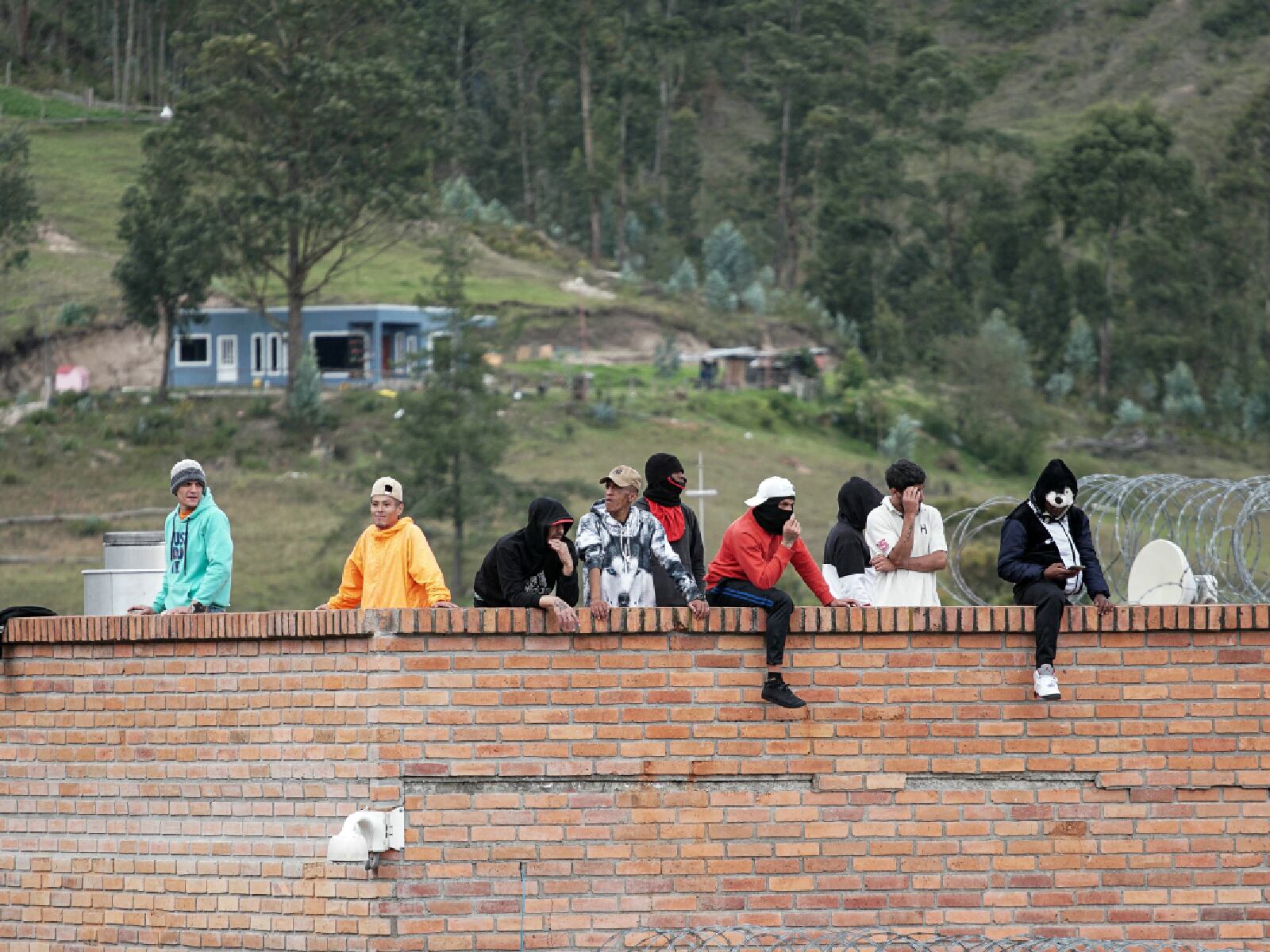Reclusos permanecen en el techo de la prisión de Turi, donde guardias penitenciarios permanecen como rehenes, en Cuenca, Ecuador, el 8 de enero de 2024.(Foto: AFP)