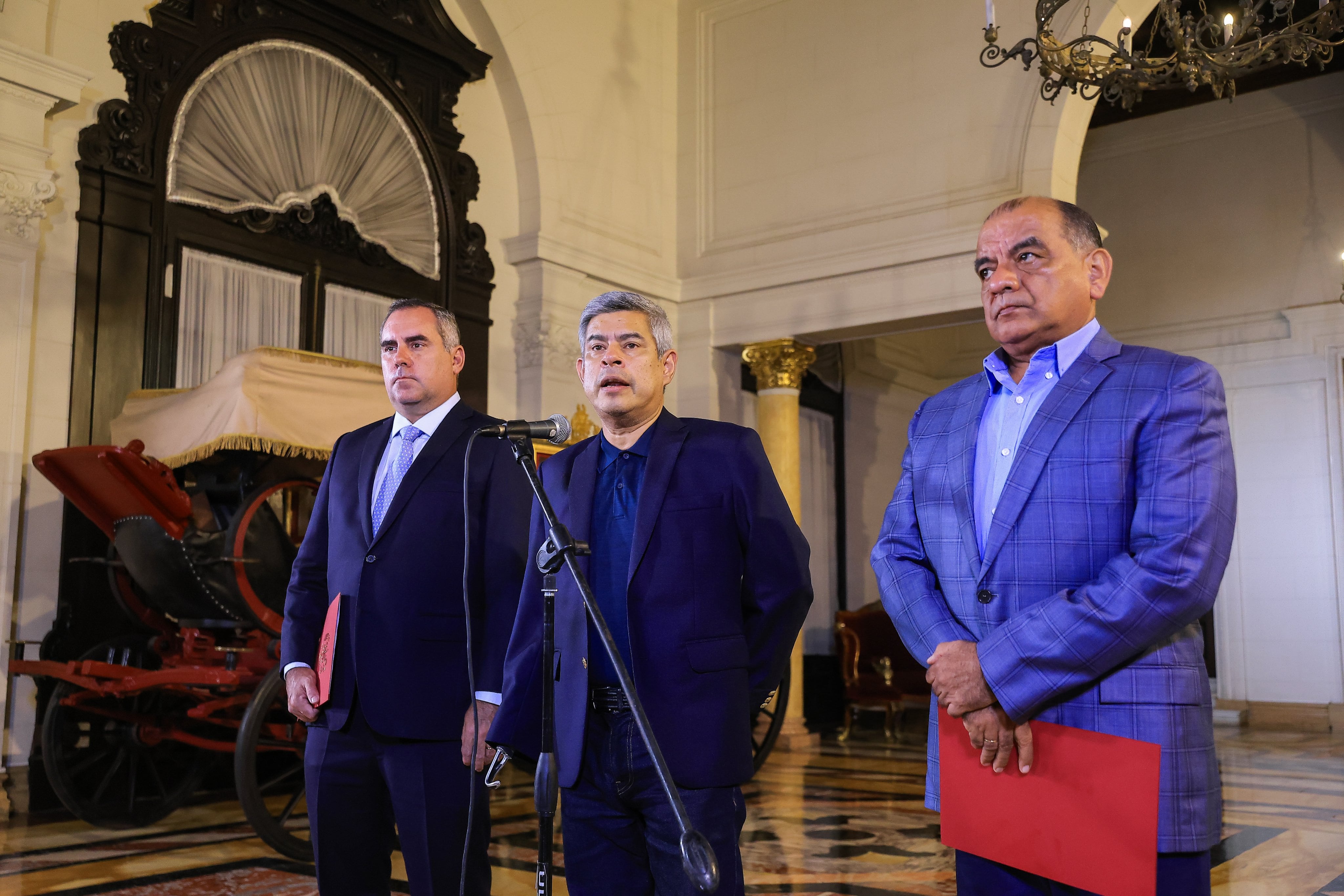 Luis Galarreta y ministro Belaúnde y del Interior Foto Difusión