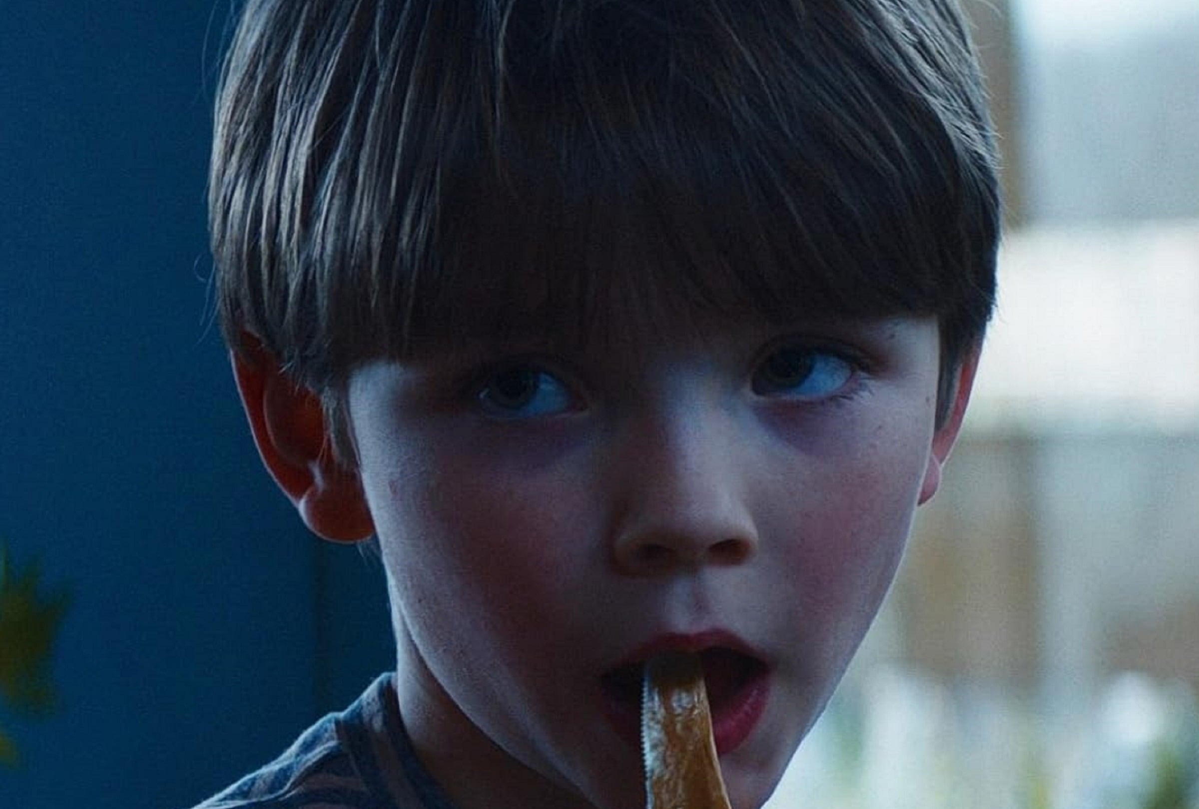 Brady Wagner como Crew Crawford, el hijo pequeño de Verity y Jeremy, en la película de suspenso psicológico "Verity: La sombra de un engaño" (Foto: Sony Pictures Releasing International)
