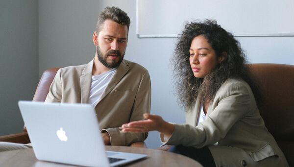En el mundo laboral, la forma en que eliges comunicarte puede marcar la diferencia en tu éxito y en la dinámica de tu equipo. (Pexels)