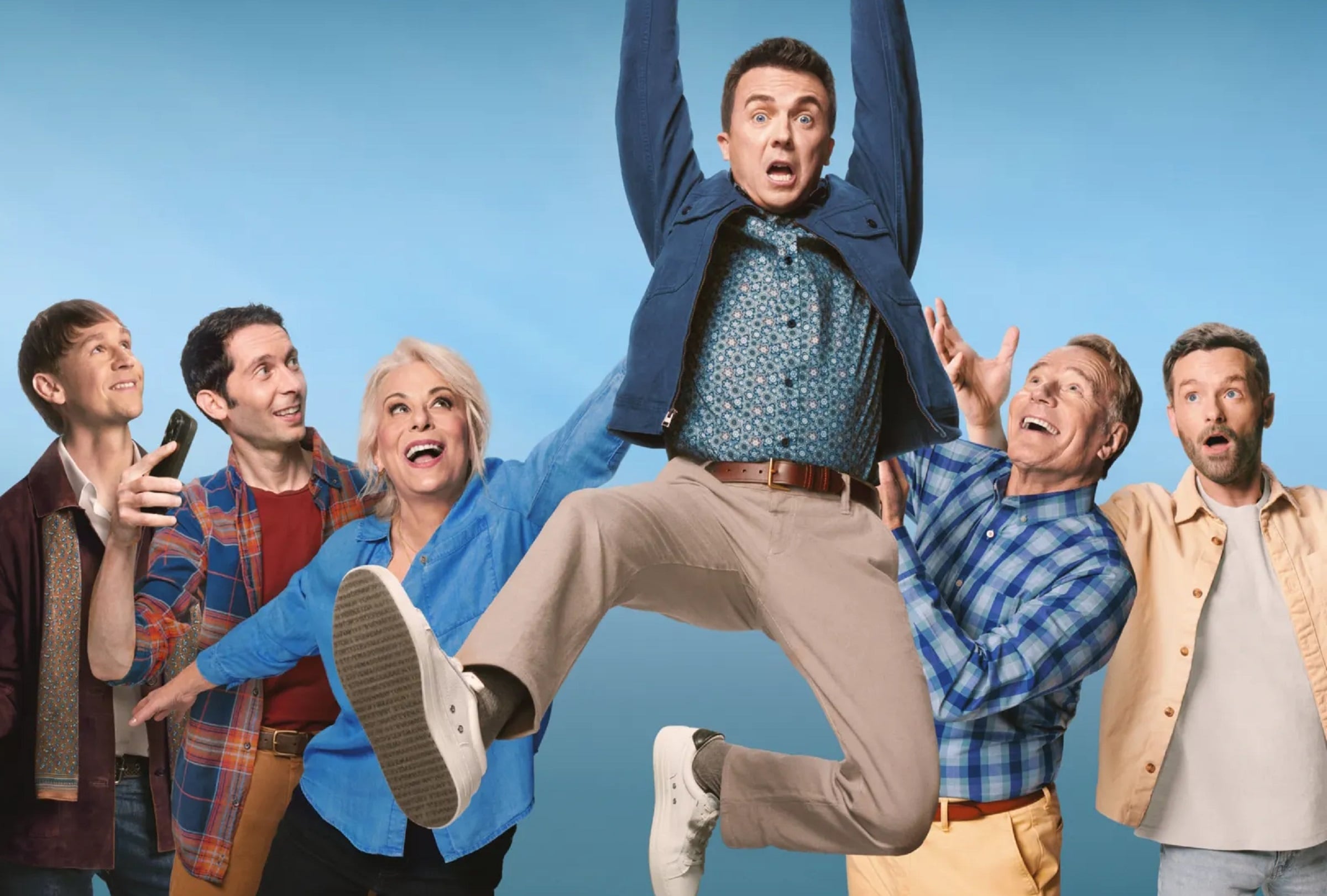 Frankie Muniz, Justin Berfield, Bryan Cranston, Jane Kaczmarek, Christopher Masterson, y Caleb Ellsworth-Clark en la comedia "Malcolm in the Middle: La vida sigue siendo injusta" (Foto: Disney/ Hulu)