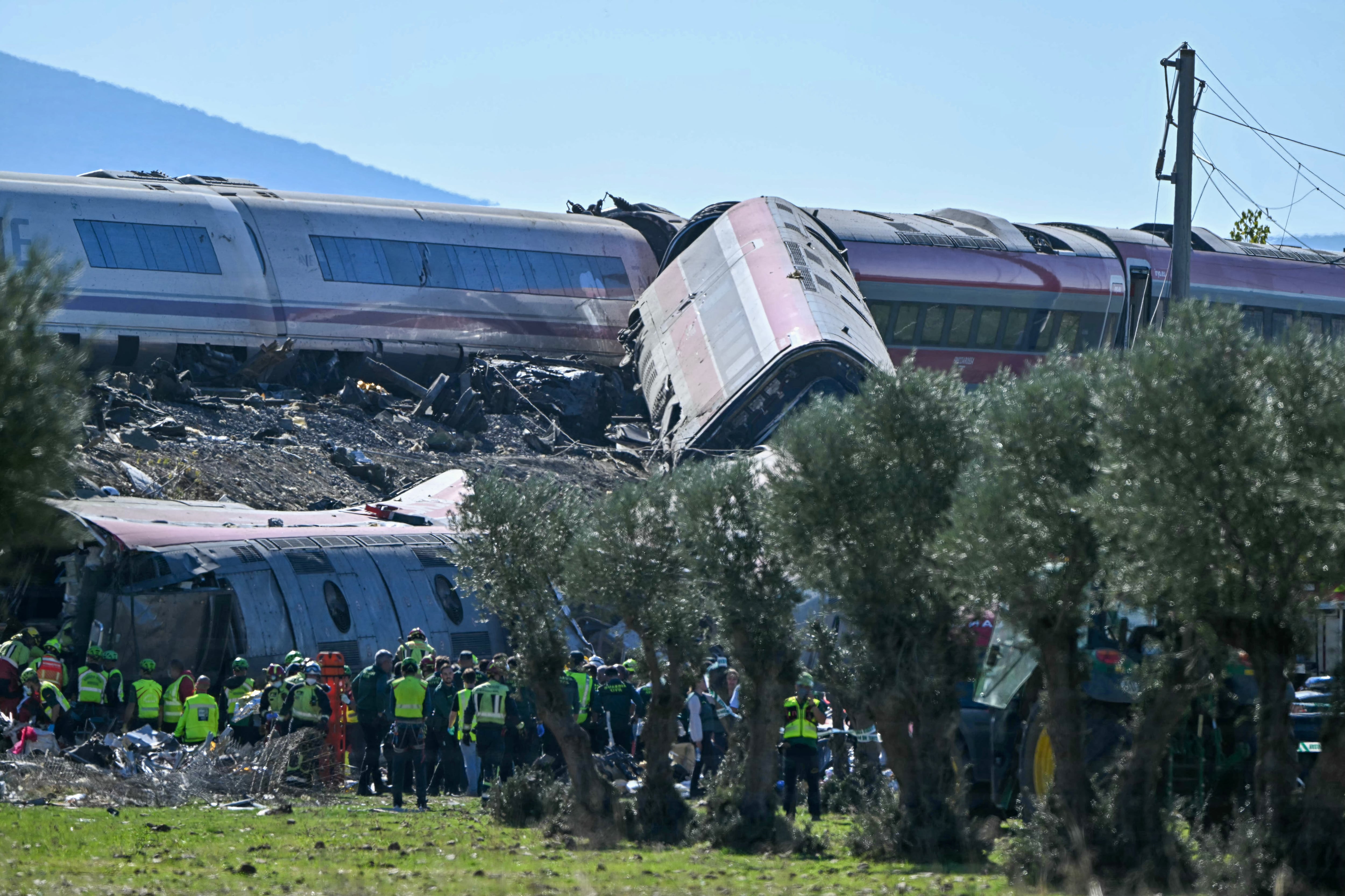 Los servicios de emergencia trabajan en el lugar de un accidente ferroviario entre un tren de alta velocidad Renfe AVE y un tren Iryo, ocurrido a unos 150 km al sur de Madrid, entre Urda y Los Yebenes, en la provincia de Toledo. (Foto de Javier SORIANO / AFP).