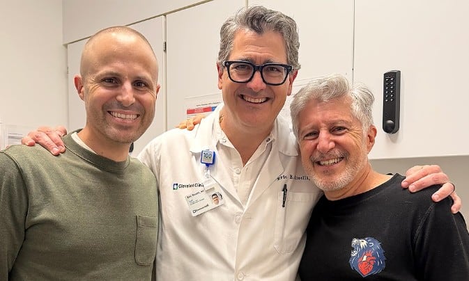 Decididos a ganar el “maratón” de la vida, León Hamui, de 64 años, y Johnny, de 37, se sometieron a cirugías cardíacas en Estados Unidos con un año de diferencia, ambas realizadas por el doctor Eric Roselli, jefe de Cirugía Cardíaca para Adultos de Cleveland Clinic Ohio, y su equipo. Foto: EFE
