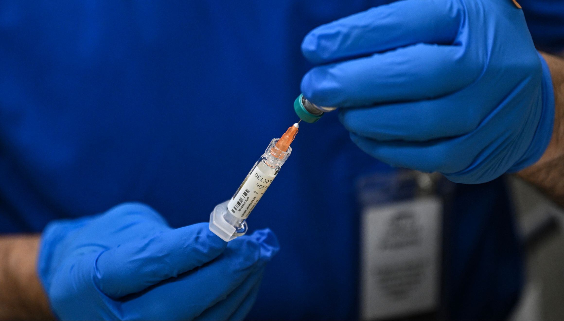 La mejor manera de protegerse contra el sarampión es con la vacuna que también previene las paperas y la rubéola (Foto: AFP)