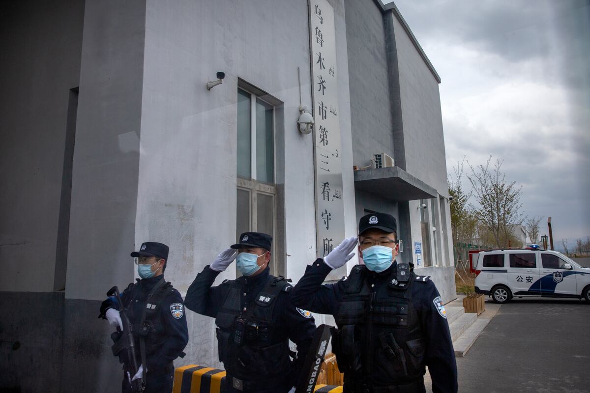 Los oficiales de policía saludan en la entrada exterior del Centro de Detención Urumqi No. 3 en Dabancheng, en la Región Autónoma Uigur de Xinjiang, en el oeste de China. China niega los abusos en Xinjiang, un importante productor de algodón y que también suministra gran parte de los materiales para los paneles solares del mundo. (Foto: AP/ Mark Schiefelbein).