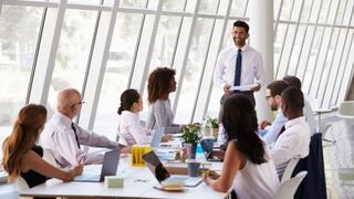 Cinco maneras de impresionar a su jefe en una reunión importante