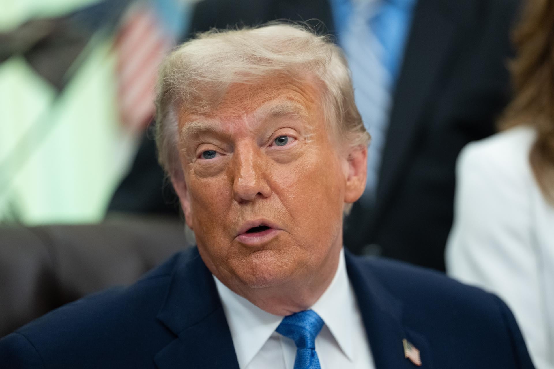 Trump afirmó que el acuerdo permitiría reabrir de inmediato el estrecho de Ormuz. (EFE/EPA/AARON SCHWARTZ).