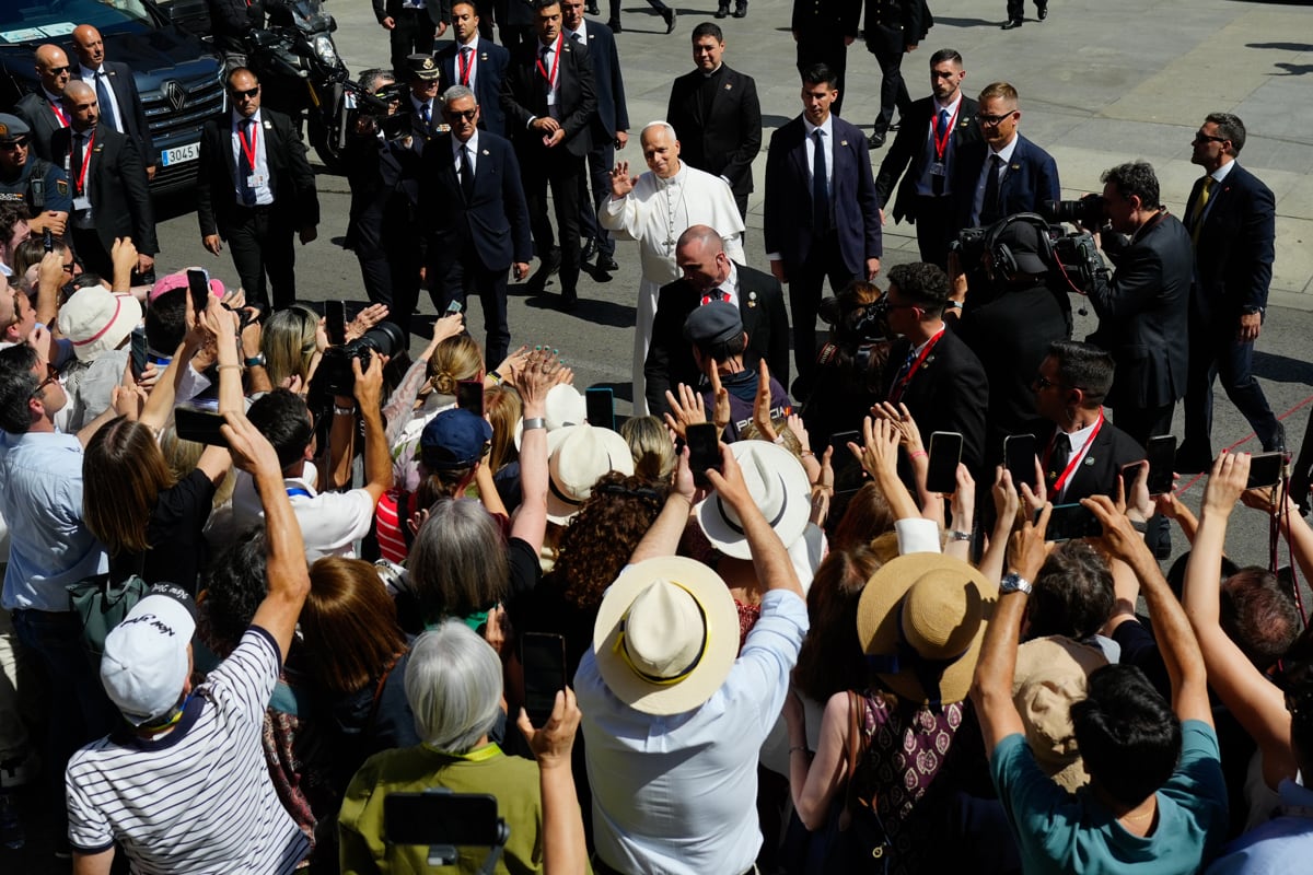 El papa León XIV (c) saluda a los fieles tras su esperado e histórico discurso en el Congreso de los Diputados en Madrid durante su visita a España. EFE/Borja Sanchez-Trillo