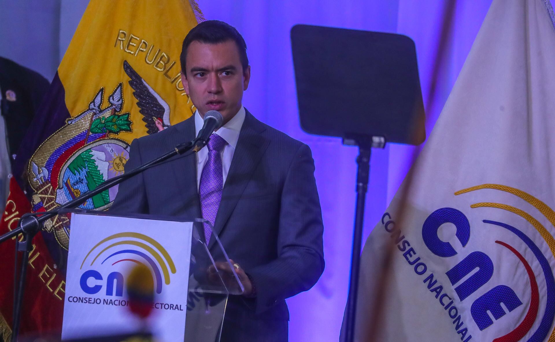 El presidente de Ecuador, Daniel Noboa, pronuncia un discurso durante la inauguración de la votación del referéndum este domingo en Quito. (EFE/ José Jácome).
