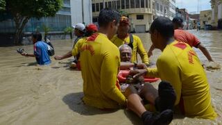 Salvavidas al rescate en calles inundadas, tras diluvio en Piura