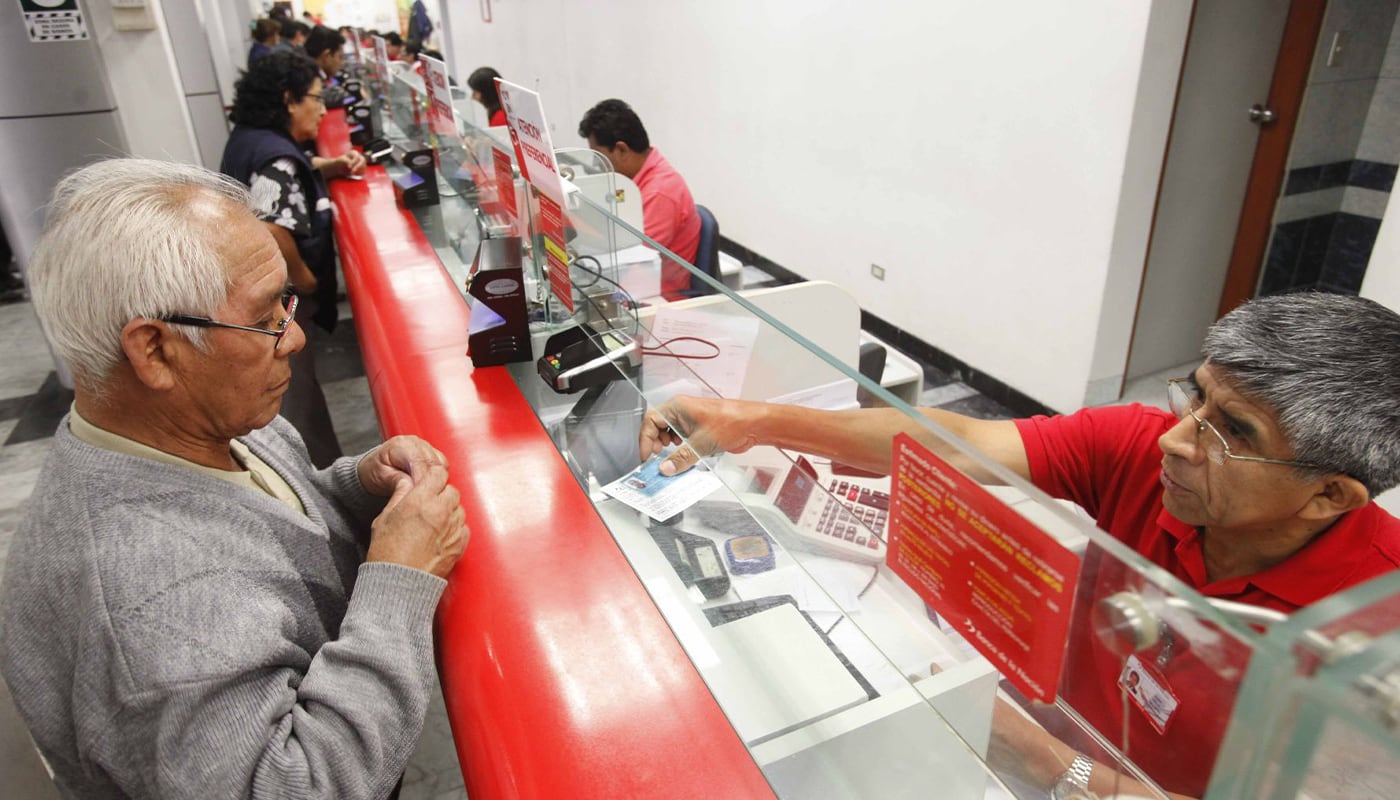 Clientes mayores suelen preferir la atención de otra persona | Foto: Andina