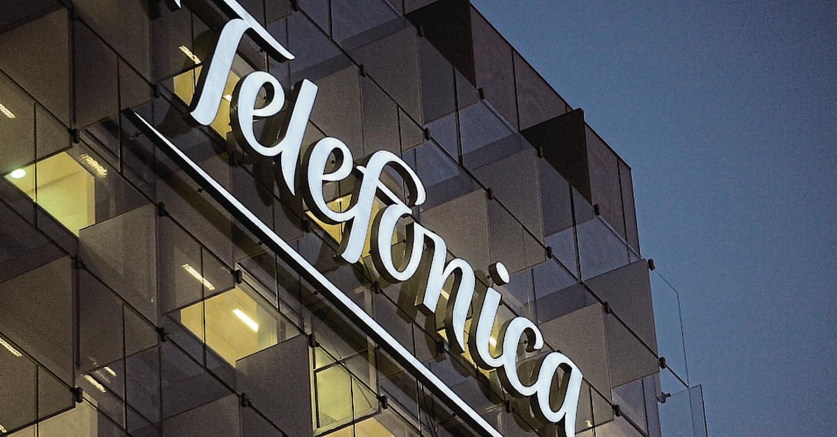 Telefónica obtuvo a perímetro comparable 271 millones de euros de beneficio en el tercer trimestre, frente a los 493 millones de 2024. (Foto: Bloomberg)