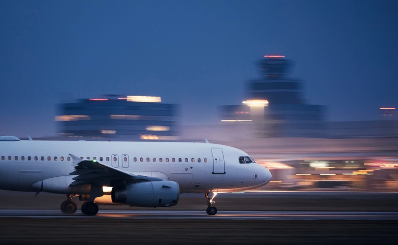 A los viajeros les recomienda que madruguen para tomar los primeros vuelos del día, no sólo porque son más baratos, sino que suelen ser los más puntuales porque no acumulan retrasos. (Foto: Shutterstock)