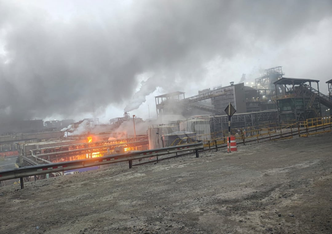 Incendio en refinería de zinc. (Foto: Difusión)