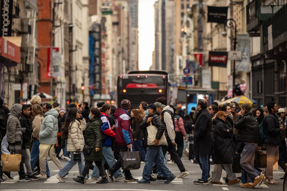 Compradores cruzan una calle durante el Viernes Negro en el barrio SoHo de Nueva York, EE. UU., el viernes 29 de noviembre de 2024. Foto: Bloomberg