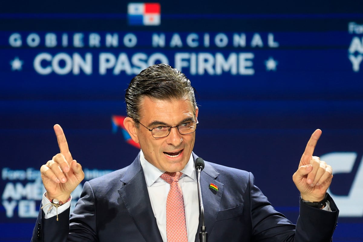 El presidente de Bolivia, Rodrigo Paz, habla durante el Foro Económico Internacional América Latina y el Caribe 2026 este miércoles, en Ciudad de Panamá (Panamá). Paz ofreció los "puertos" de Bolivia a Chile para que el país trasandino se conecte con Brasil como parte de una visión "pragmática". EFE/ Bienvenido Velasco