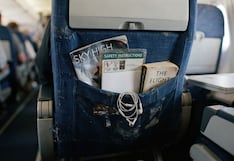 Lo que nunca debes tocar (o poner) en el bolsillo del asiento de un avión, según un experto