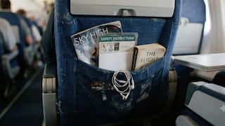 Lo que nunca debes tocar (o poner) en el bolsillo del asiento de un avión, según un experto