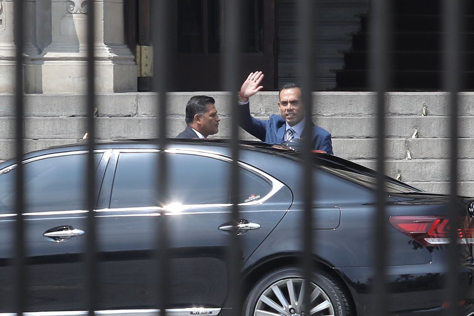 Mandatario dio su versión sobre qué fue lo que lo ofuscó cuando hablaba por teléfono en tienda del empresario Zhihua Yang. Fotos: Joel Alonzo/ @photo.gec