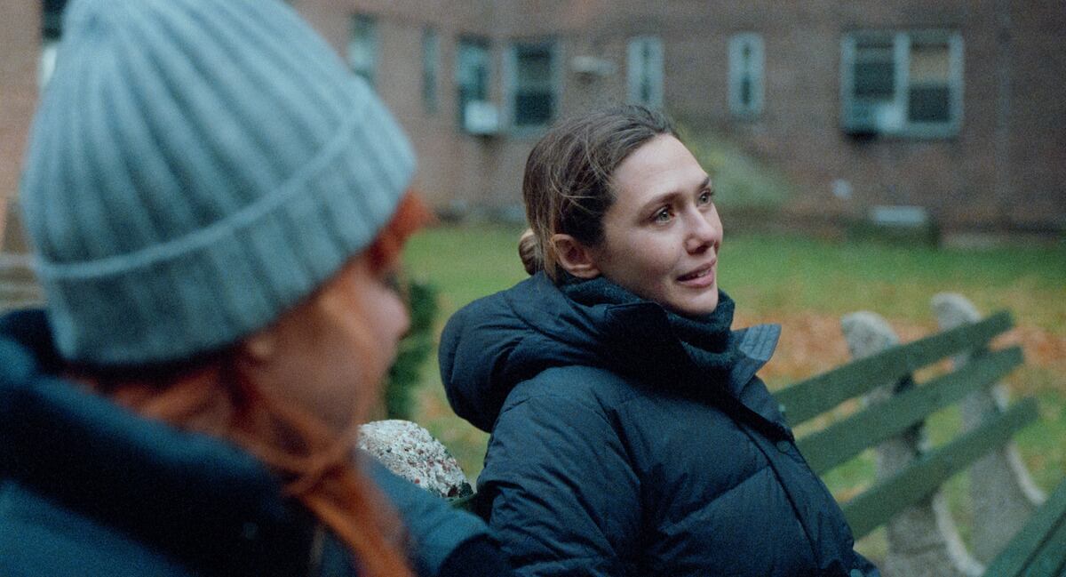 Elizabeth Olsen como Christina en una escena de la película “His Three Daughters” (Foto: Netflix)