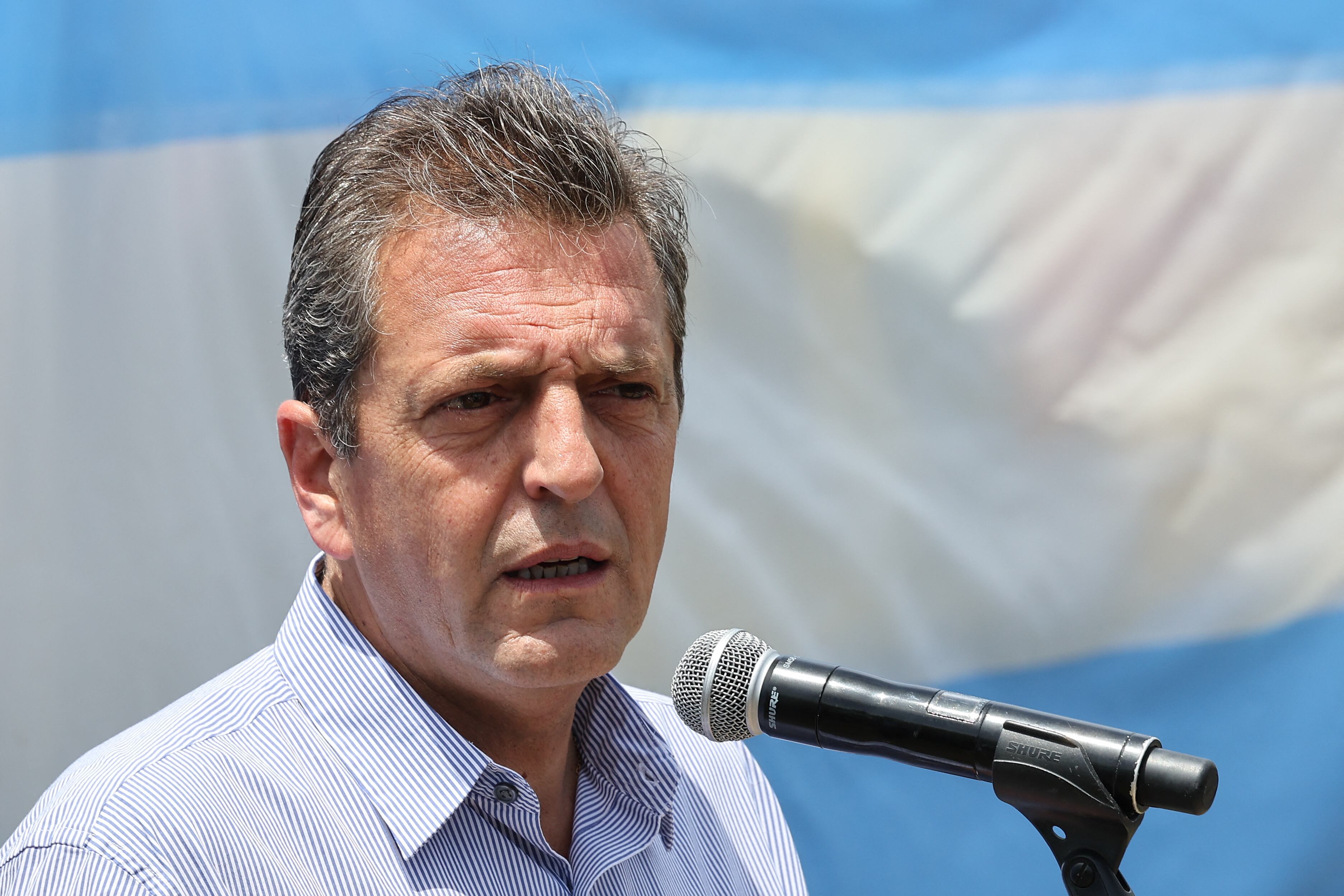 El candidato presidencial del partido Unión por la Patria, Sergio Massa, se dirige a la prensa después de emitir su voto en Tigre, Buenos Aires, Argentina. (Foto de Alejandro PAGNI / AFP).