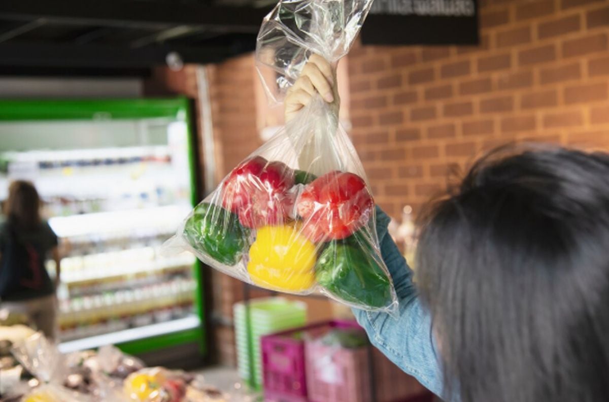 La ley fija metas como reducir en 25% el uso de plástico en envases de un solo uso y lograr que el 100% de los empaques sea reciclable o compostable (Foto: Magnific)