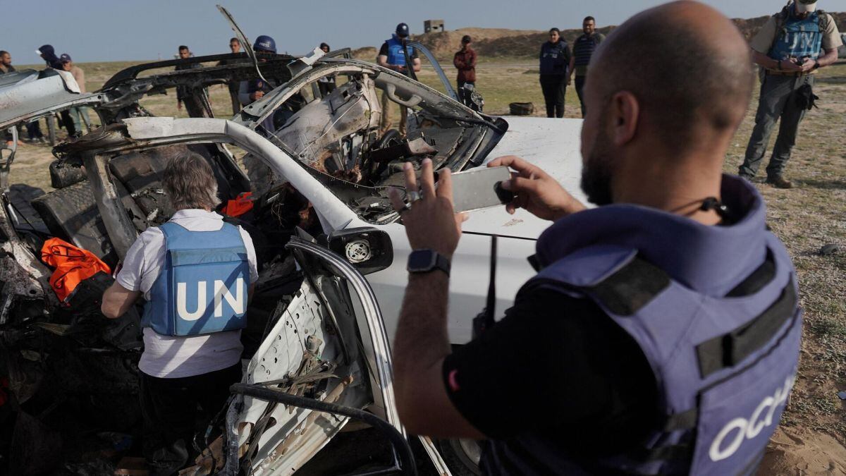El convoy de ocho camiones de World Central Kitchen viró al sur tras dejar el muelle, y condujo por la costa hacia un almacén a unos 10 kilómetros (6,2 millas) de distancia. (Foto: AP)