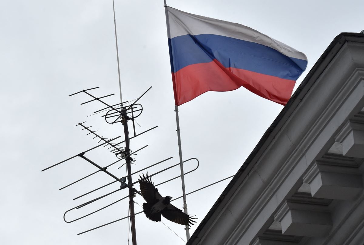 La bandera de Rusia flamea sobre el edificio de su embajada en Kiev, Ucrania. (SERGEI SUPINSKY / AFP).