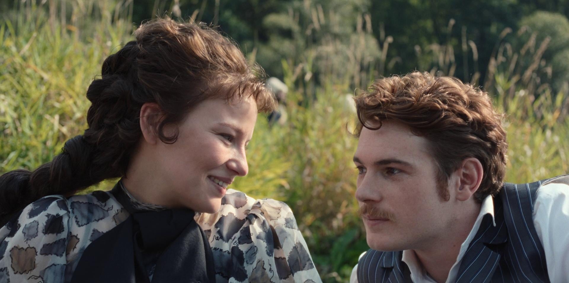 Devrim Lingnau como Isabel "Sissi" de Baviera y Philip Froissant como Francisco José I de Austria, los protagonistas de la serie "La emperatriz" (Foto: Netflix)