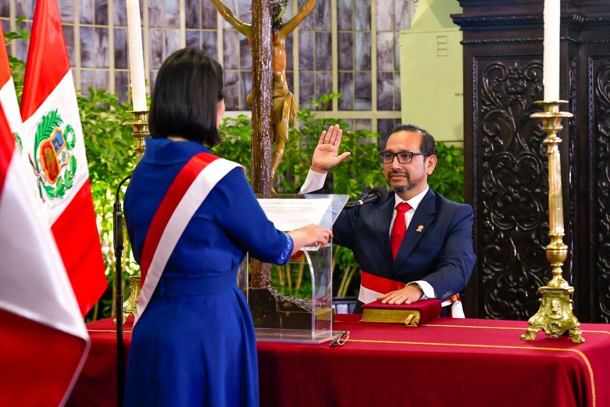 Luis Dyer Fernández juró como ministro de Salud durante la ceremonia de conformación del primer gabinete de Keiko Fujimori. Foto: Presidencia.